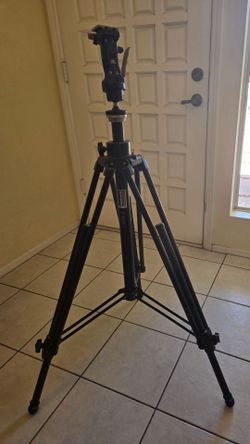 12ft Light Stand, auto open/close.  Air Cushioned
