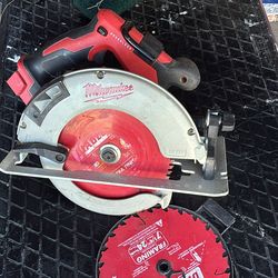 Milwaukee 2732-20 M18 Fuel 18 Volt Lithium-Ion 15 Amp 7-1/4 Inch Cordless Circular Saw (Tool Only)