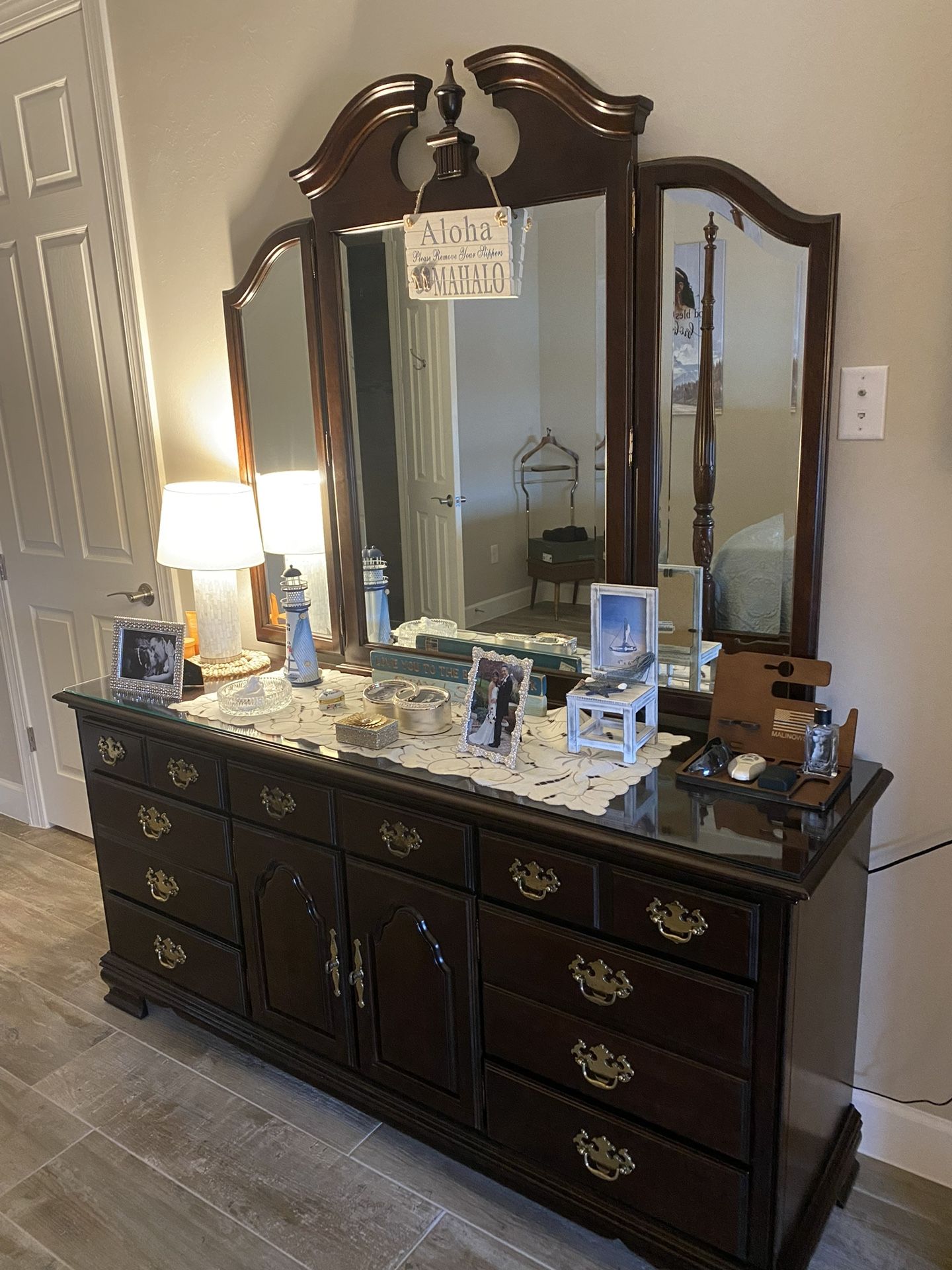 Kincaid Carriage House Solid Wood Queen Bedroom Set