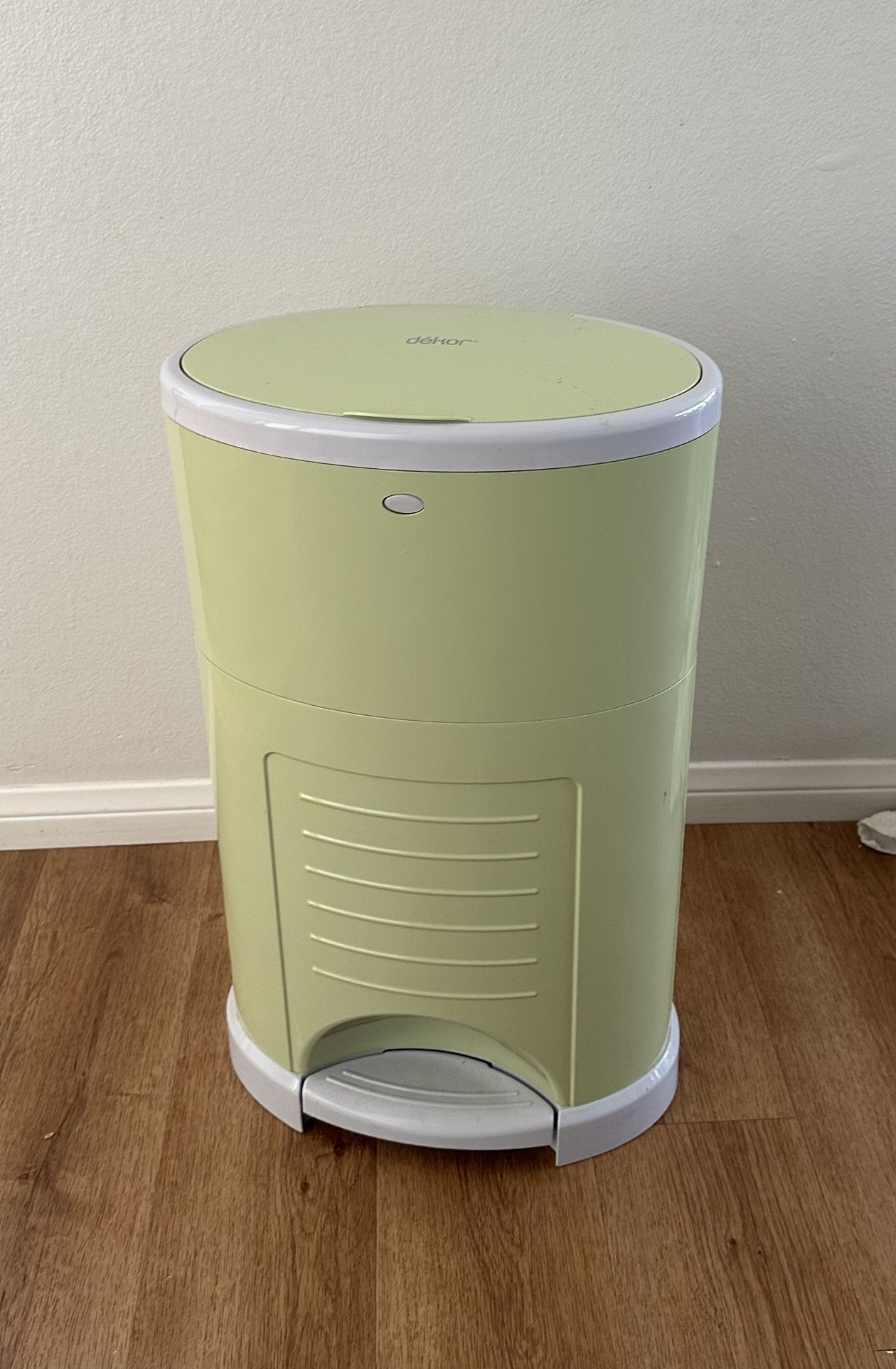 Diaper Pail, Dekor.