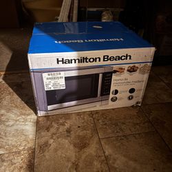 1.6 cubic feet BLACK Midesize microwave NEW in the box 