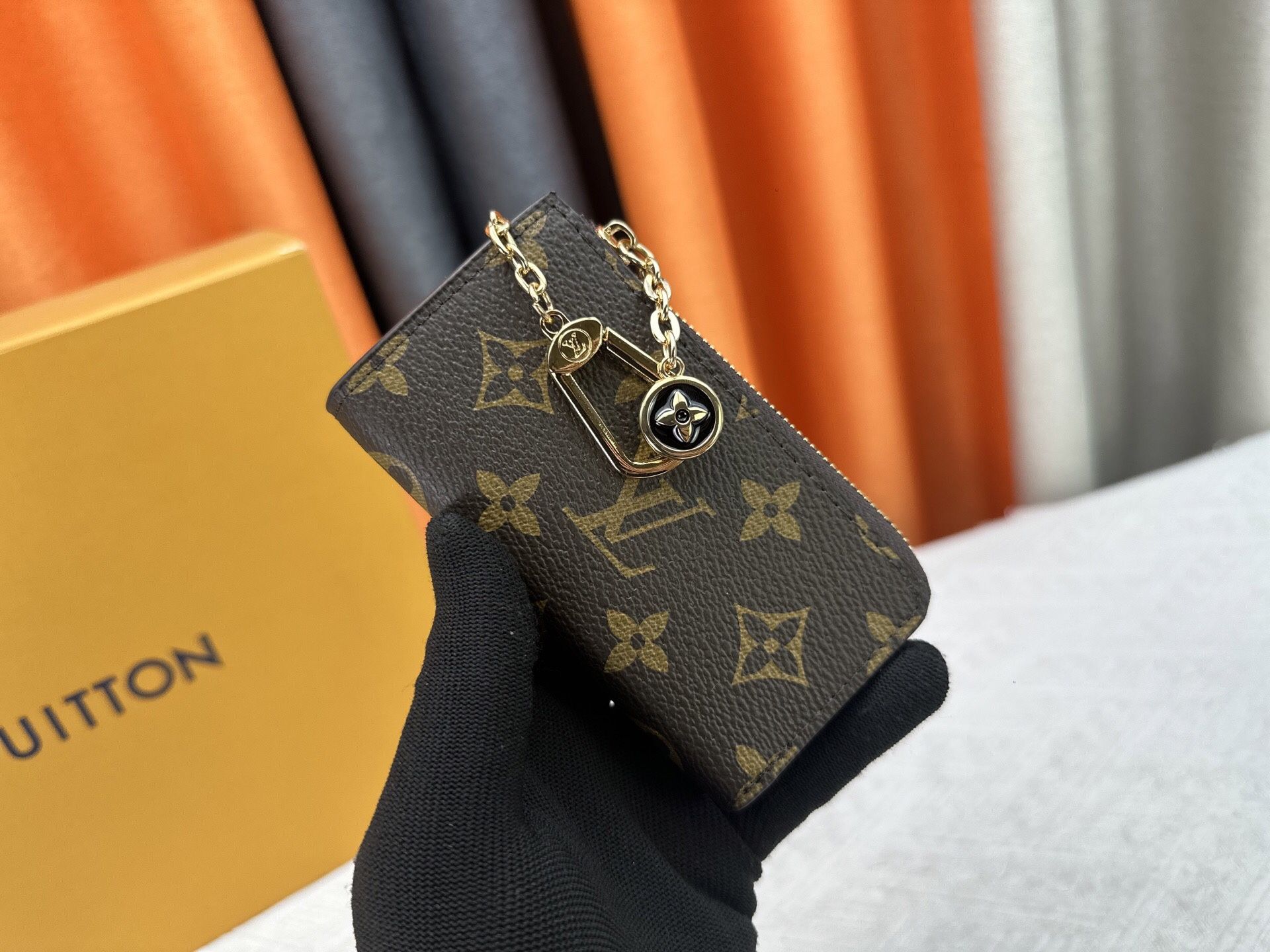 A classic women's small wallet