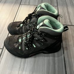 Woman’s Salomon Hiking Boots Size: US 7