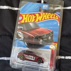 Super Treasure Hunt del Hot Wheels '73 Honda Civic Custom de 2025 en un vibrante color rojo spectraflame 