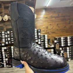 ave negro casco boot con suela azul 