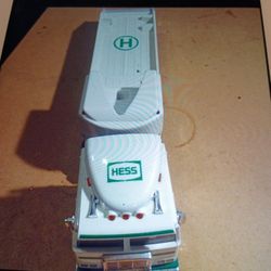 AMERADA HESS CORPORATION 1999  MODEL HESS GASOLINE TRUCK COLLECTABLE 