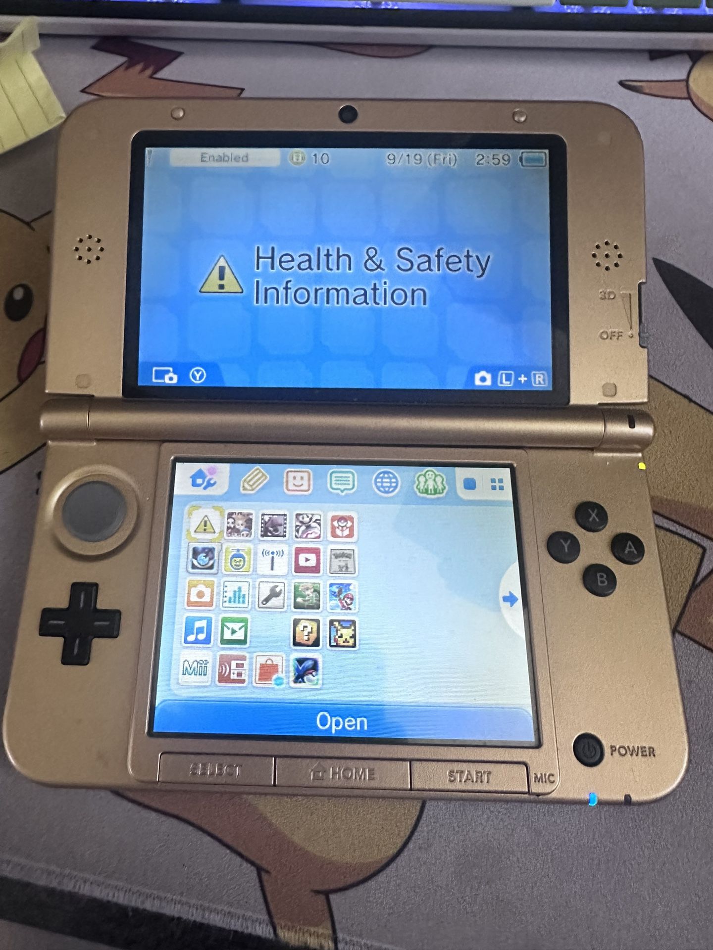 Nintendo 3DS XL The Legend of Zelda A Link Between Worlds Triforce