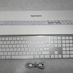 Magic Keyboard with numeric keypad - lighting charging port.