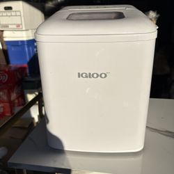 Igloo Counter Ice Maker Like New