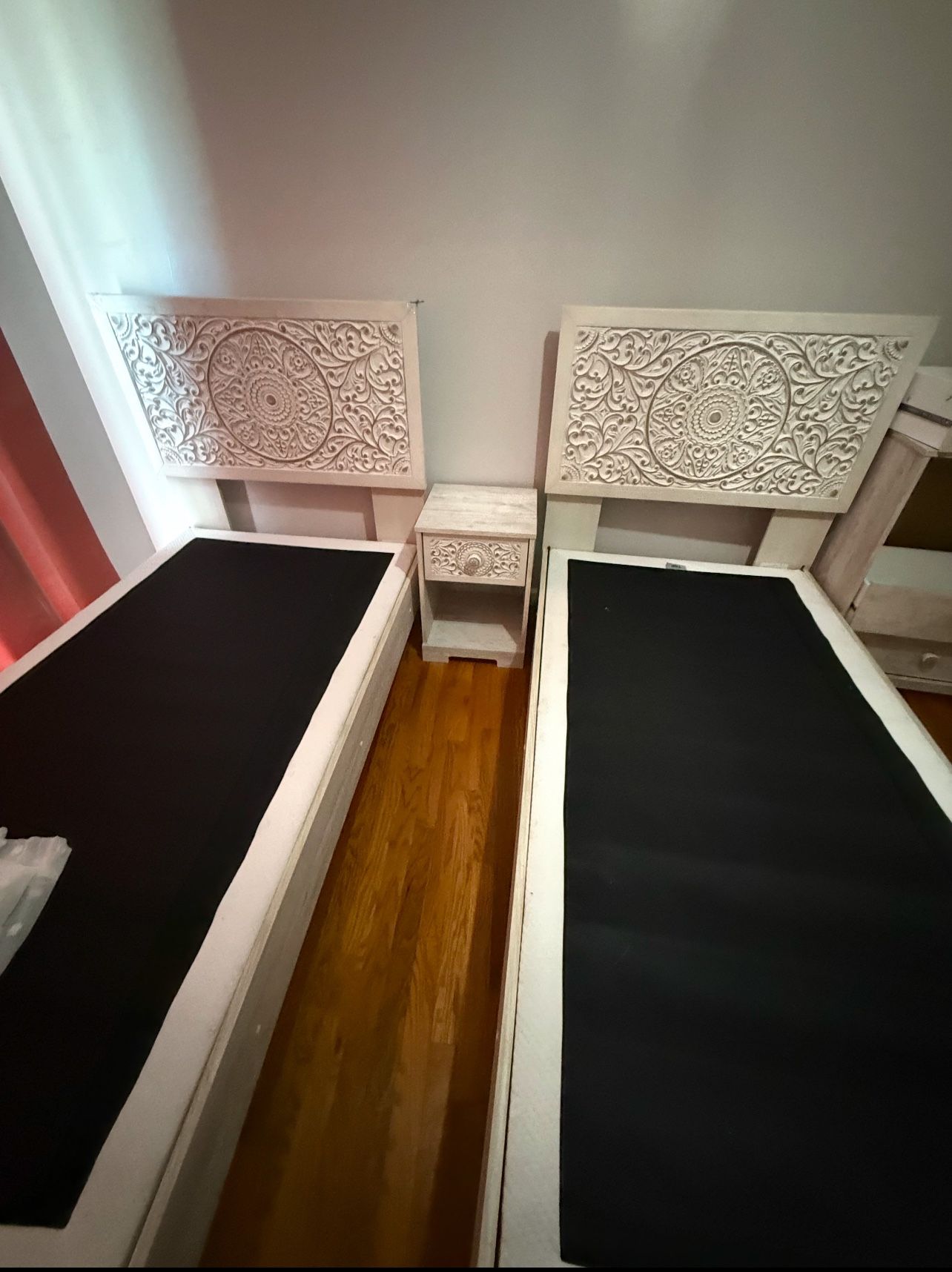 Bedroom Set (2) Twin Beds