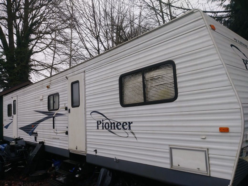 $2500 Need It Sold Today - 2006 38ft Fleetwood Pioneer Travel Trailer Need It Gone Today