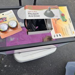 10 Gallon Tank With Climate Catcher And Halogen Minu Dome Light/Heat That Needs Bulb