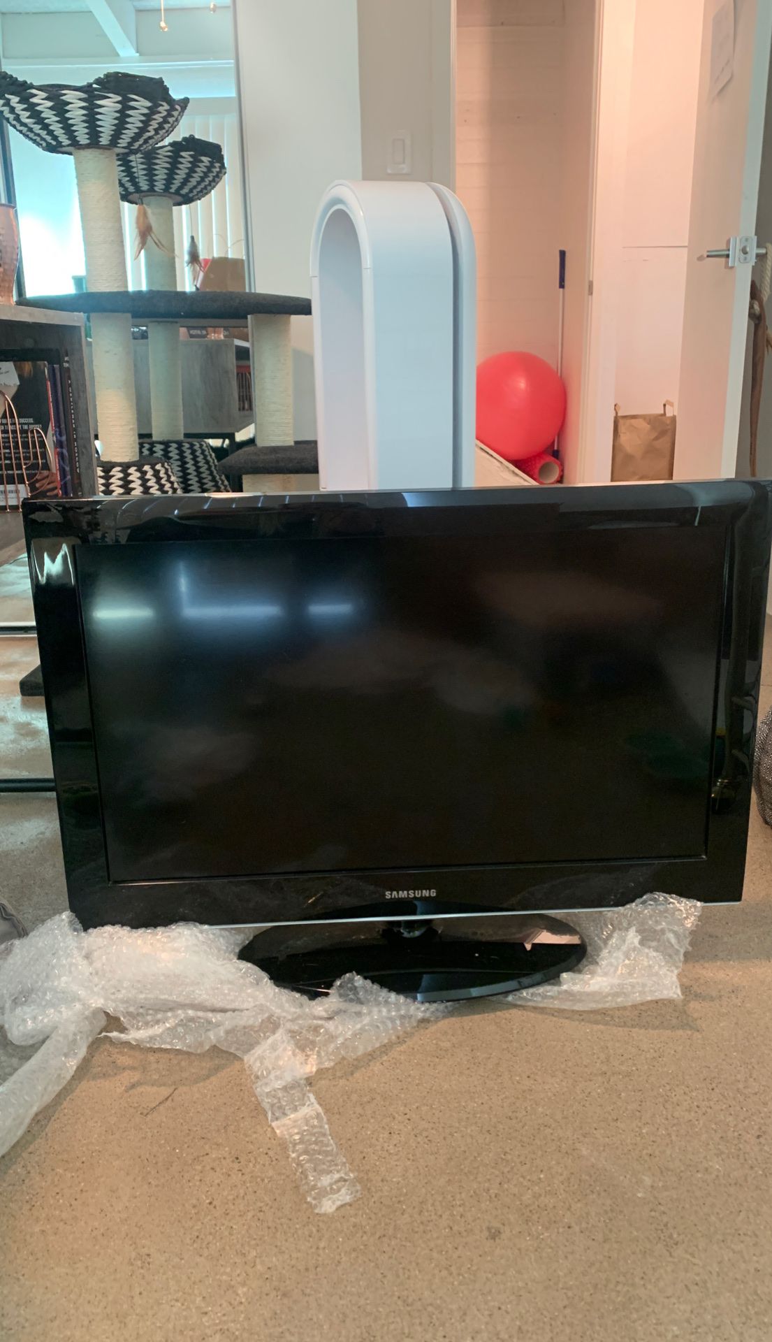 32 inch Samsung TV with stand