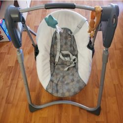 Graco Slim Spaces Compact Baby Swing