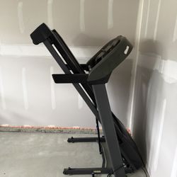 Five Year-Old Horizon 101 Treadmill