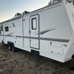 2004 Arctic Fox 29v Travel Trailer.  