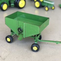 ERTL 1/16 Scale John Deere Feed Wagon 0369H
