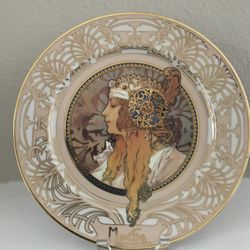 Beautiful 12 1/2” dia Original Goebel Plate with Stand. No Chip.
