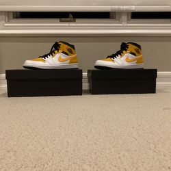 Jordan 1 Mid University Gold