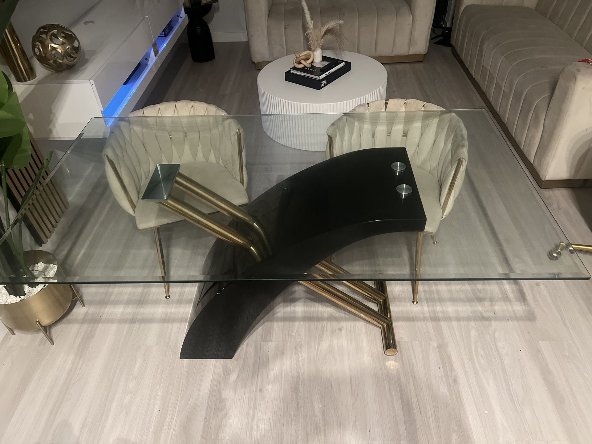 Table + 4 Chairs