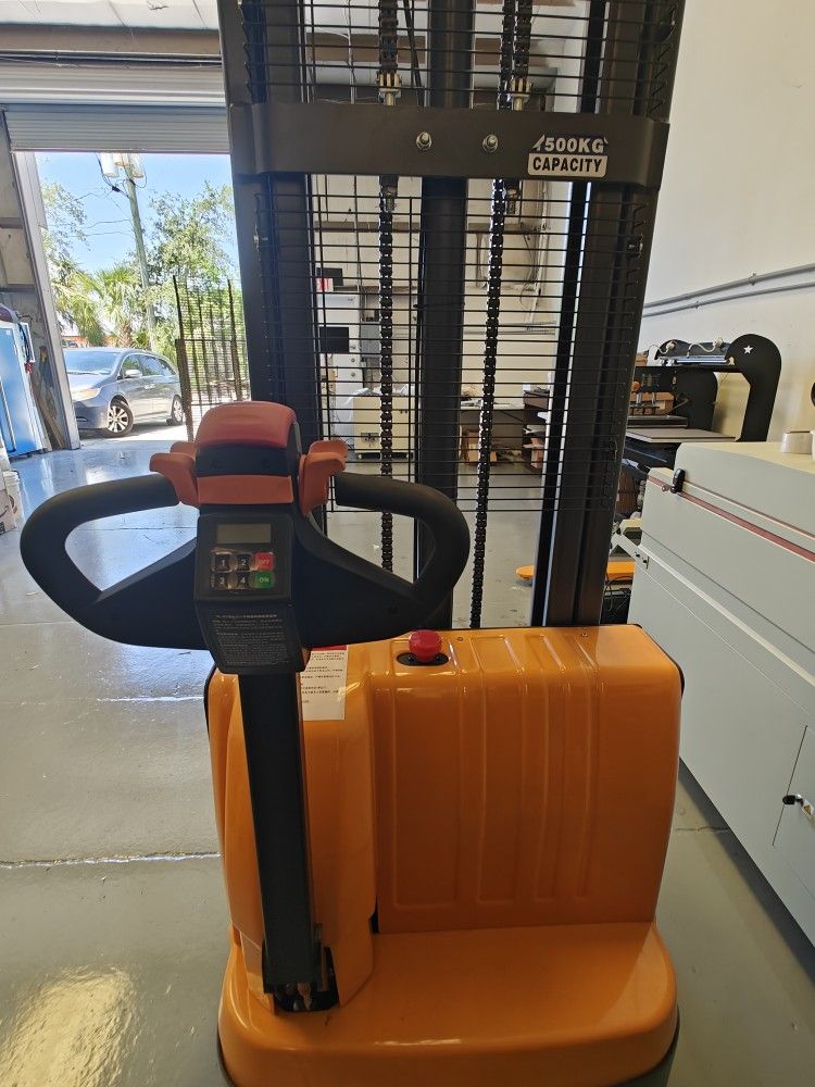 electric forklift