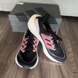 Adidas Women’s Ultra Boost Light Size 7/7.5 BRAND NEW IN BOX 