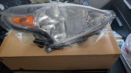 2015 Nissan versa Passenger headlight
