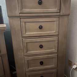 5 Chest Drawer With Mirror And Jewelry Space