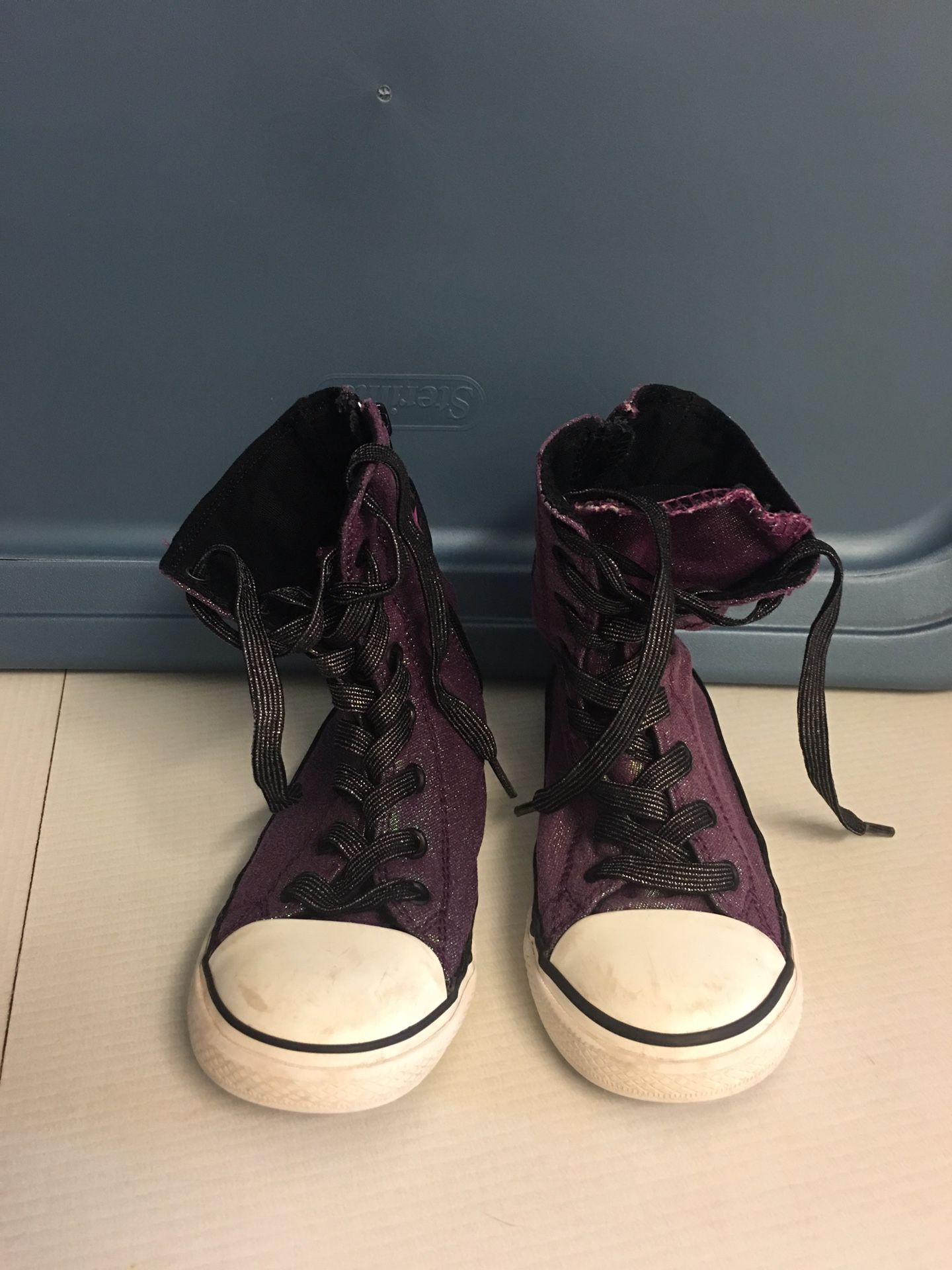 Girls Converse Shoes Sz.10 Great Cond.