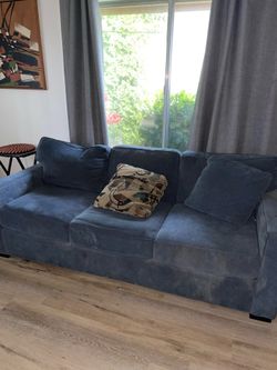 FREE!!! Couch with accent pillows!
