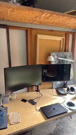 2 Monitors and a stand
