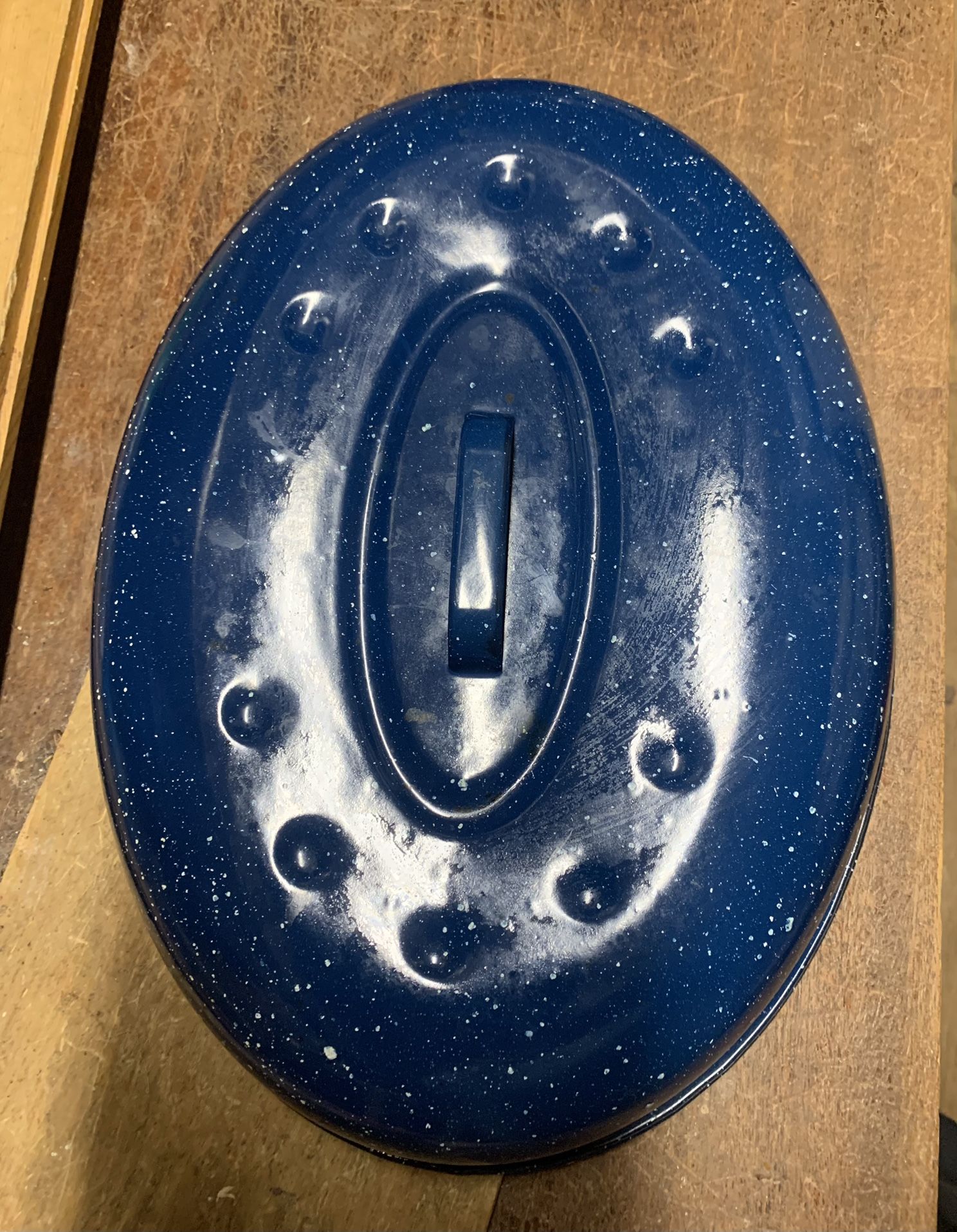 Roasting pan  lid  selling lid $5 if you want to pan your welcome to it has a few bad spots you could use aluminum foil ck pictures