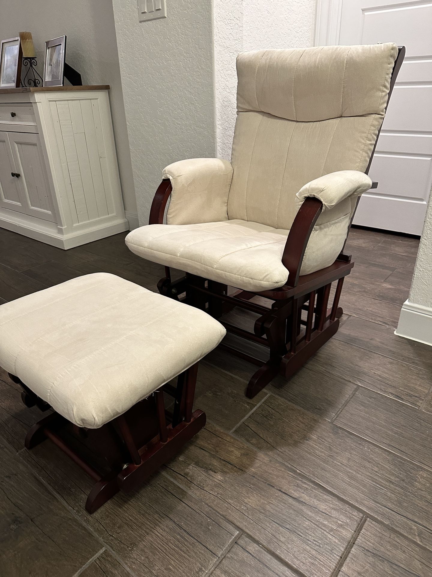 EXCELLENT Glider Rocker With Ottoman Great For Nursery! for Sale in