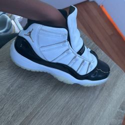 no laces jordan 11 looking for 65$