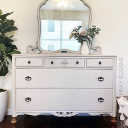 🍂 Beautiful Vintage Dresser & Mirror! 