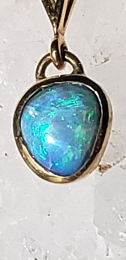 BEAUTIFUL NATURAL AUSTRALIAN BLACK OPAL & 18KT PENDANT