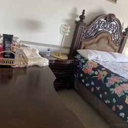 Queen bed with 2 nightstands and dresser with mirror