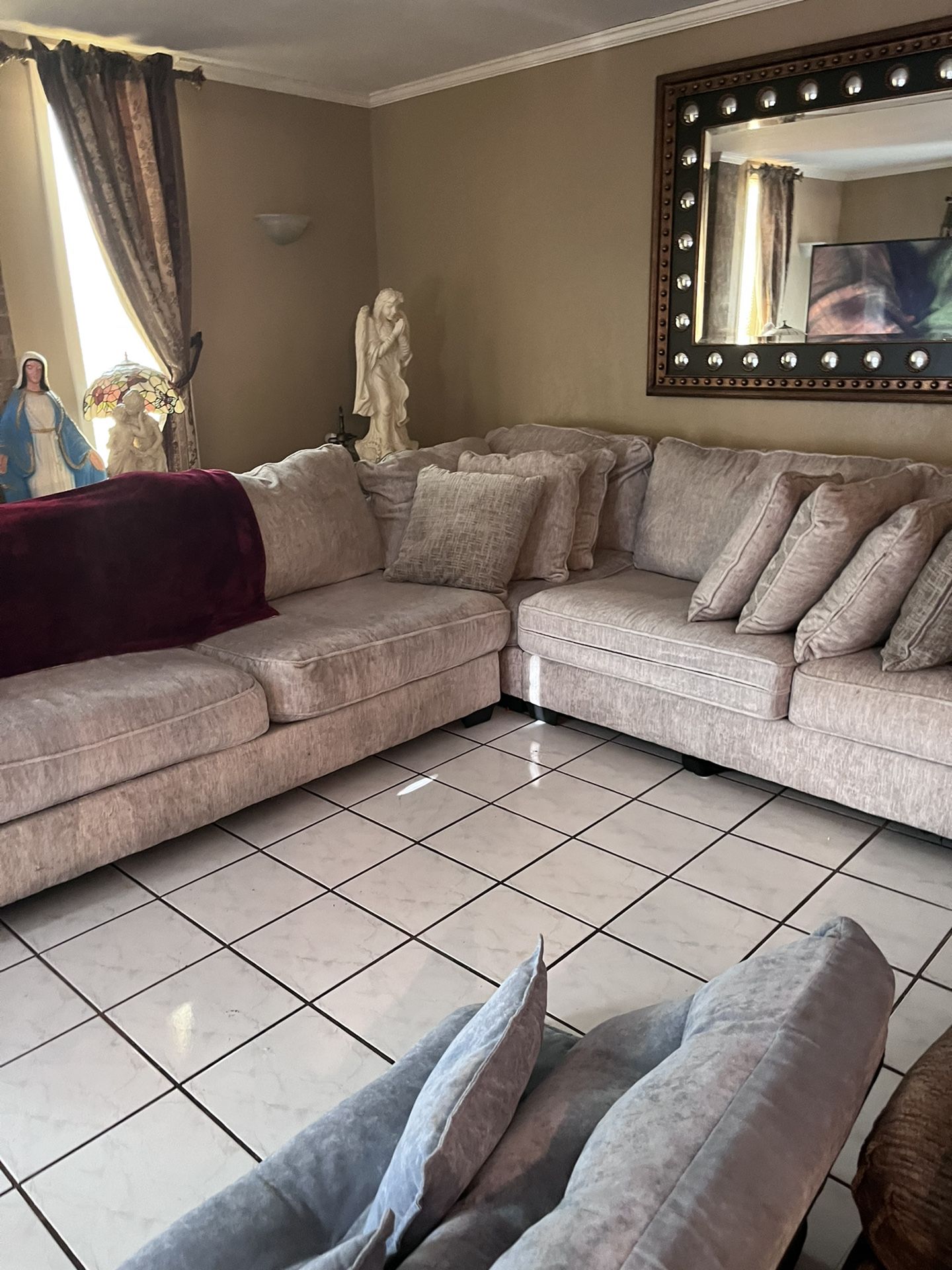 Beige Sectional Sofa Very Comfy With 10 Pullows