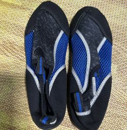New kids’ size 2/3 water shoe