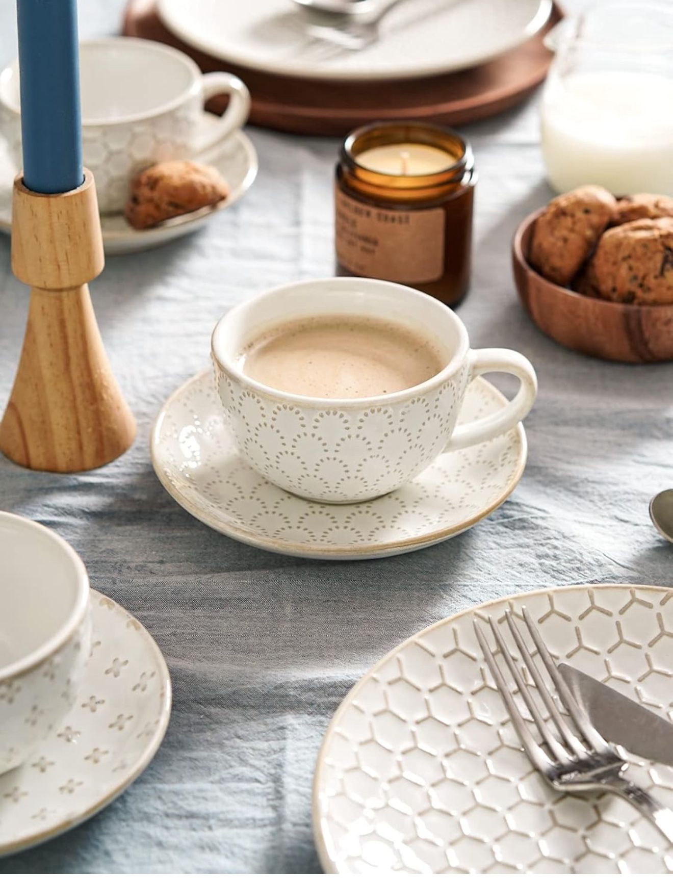 LE TAUCI Cappuccino Cups with Saucers 6 oz, Ceramic Embossment Coffee Cup for Au Lait, Double shot, Latte, Cafe Mocha, Tea, Dishwasher Safe - Set of 4