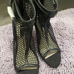 Six pairs fits size 8med