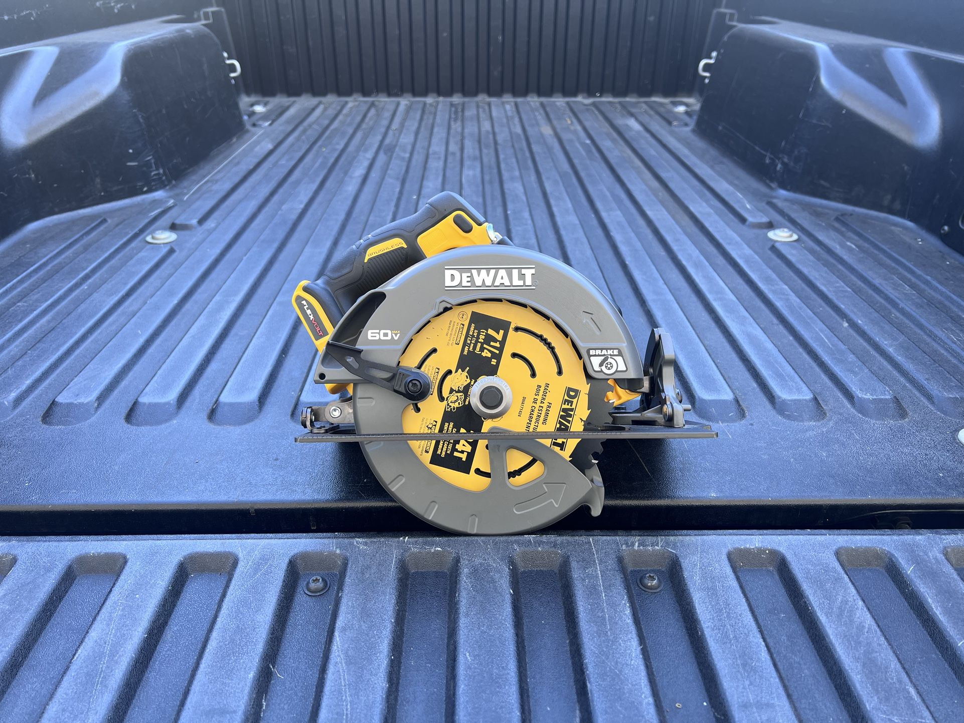 DEWALT FLEXVOLT 60V MAX Cordless Brushless 7-1/4 in. Sidewinder Style Circular Saw w/Brake **Tool Only** **FIRM PRICE**