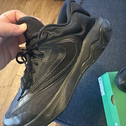 Men’s 9.5 Like New Basketball Shoes 