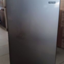 Magic Chef Mini Refrigerator 4.5 Cu.Ft. • Like New