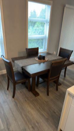 Extendable wood table with four chairs