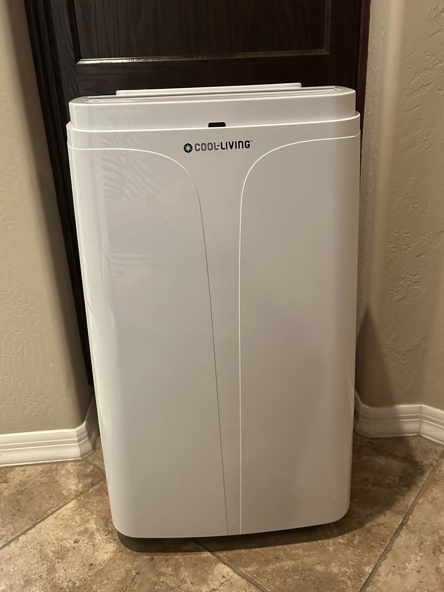 Portable Air Conditioning/Heater, Like New With Remote