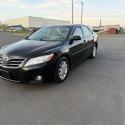 TOYOTA CAMRY 2010 XLE ONE OWNER RUNS PERFECT