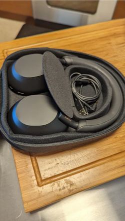 Sony - WH-1000XM5 Wireless Noise Cancelling Over-the-Ear Headphones - Black