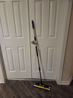 Title Microfiber Flat Floor Mop with 2–3 Washable Pads – Excellent Condition