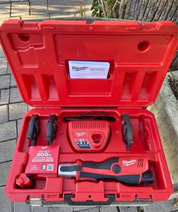 Milwaukee M12 12-Volt Lithium-Ion Force Logic Cordless Press Tool Kit (3 Jaws Included) with Two 1.5